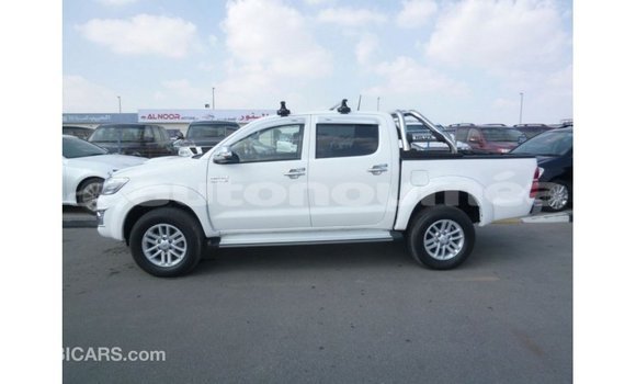 Acheter Import Voiture Toyota Hilux Blanc à Import - Dubai, Iles Acheter Import Voiture Toyota Hilux Blanc à Import - Dubai, Iles