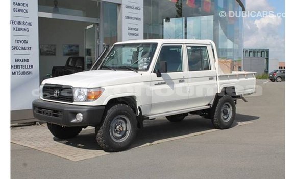 Buy Import Toyota Land Cruiser White Car in Import - Dubai in Iles Buy Import Toyota Land Cruiser White Car in Import - Dubai in Iles