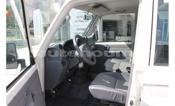 Buy Import Toyota Land Cruiser White Car in Import - Dubai in Iles Buy Import Toyota Land Cruiser White Car in Import - Dubai in Iles