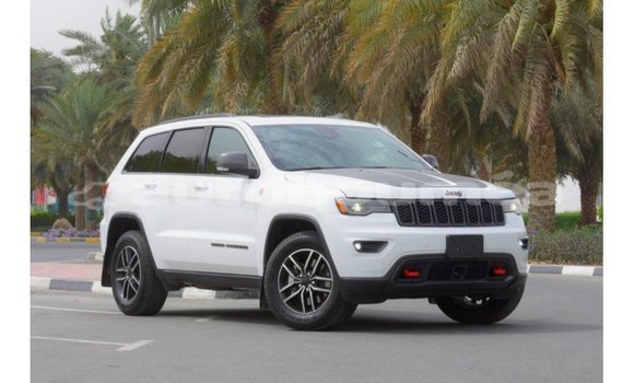Buy Import Jeep Grand Cherokee White Car in Import - Dubai in Iles