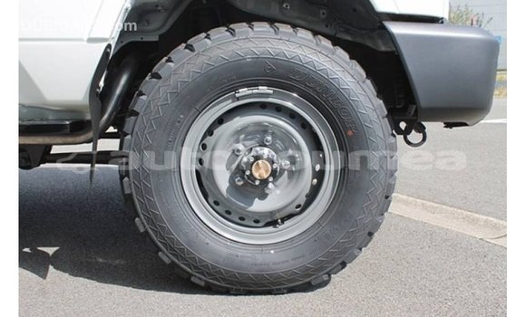 Buy Import Toyota Land Cruiser White Car in Import - Dubai in Iles Buy Import Toyota Land Cruiser White Car in Import - Dubai in Iles