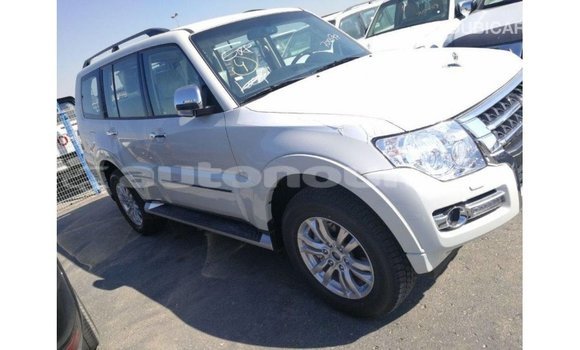 Acheter Import Voiture Mitsubishi Pajero Blanc à Import - Dubai, Iles Acheter Import Voiture Mitsubishi Pajero Blanc à Import - Dubai, Iles