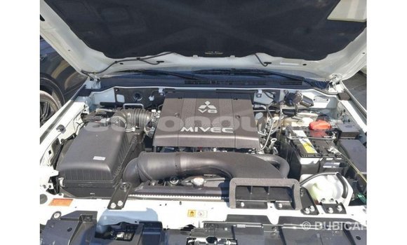 Acheter Import Voiture Mitsubishi Pajero Blanc à Import - Dubai, Iles Acheter Import Voiture Mitsubishi Pajero Blanc à Import - Dubai, Iles