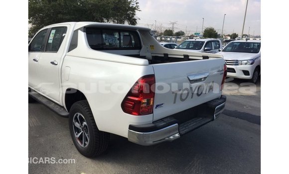 Acheter Import Voiture Toyota Hilux Blanc à Import - Dubai, Iles Acheter Import Voiture Toyota Hilux Blanc à Import - Dubai, Iles