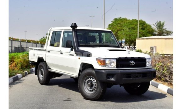 Acheter Import Voiture Toyota Land Cruiser Blanc à Import - Dubai, Iles Acheter Import Voiture Toyota Land Cruiser Blanc à Import - Dubai, Iles