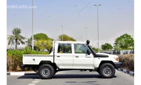 Acheter Import Voiture Toyota Land Cruiser Blanc à Import - Dubai, Iles Acheter Import Voiture Toyota Land Cruiser Blanc à Import - Dubai, Iles