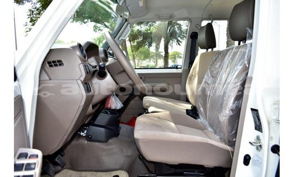 Acheter Import Voiture Toyota Land Cruiser Blanc à Import - Dubai, Iles Acheter Import Voiture Toyota Land Cruiser Blanc à Import - Dubai, Iles