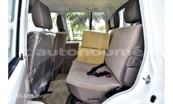 Acheter Import Voiture Toyota Land Cruiser Blanc à Import - Dubai, Iles Acheter Import Voiture Toyota Land Cruiser Blanc à Import - Dubai, Iles
