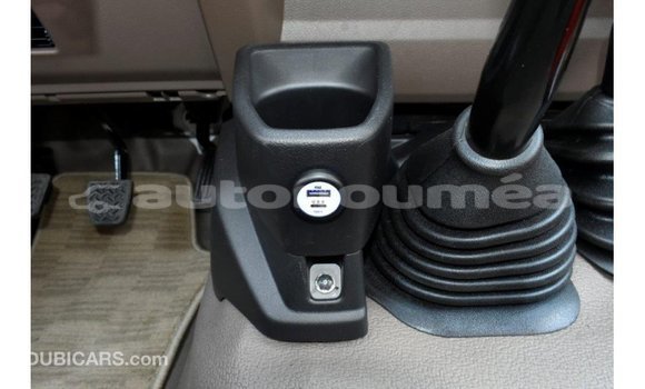 Acheter Import Voiture Toyota Land Cruiser Blanc à Import - Dubai, Iles Acheter Import Voiture Toyota Land Cruiser Blanc à Import - Dubai, Iles