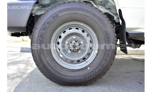Acheter Import Voiture Toyota Land Cruiser Blanc à Import - Dubai, Iles Acheter Import Voiture Toyota Land Cruiser Blanc à Import - Dubai, Iles