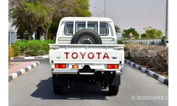 Acheter Import Voiture Toyota Land Cruiser Blanc à Import - Dubai, Iles Acheter Import Voiture Toyota Land Cruiser Blanc à Import - Dubai, Iles