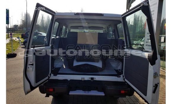 Buy Import Toyota Land Cruiser White Car in Import - Dubai in Iles Buy Import Toyota Land Cruiser White Car in Import - Dubai in Iles