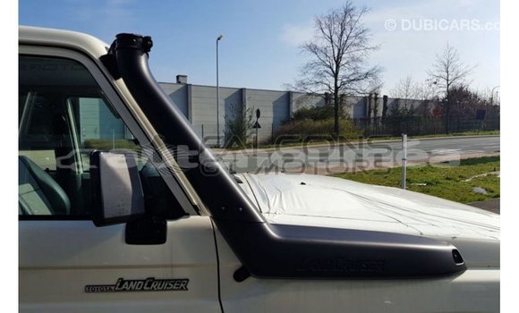Buy Import Toyota Land Cruiser White Car in Import - Dubai in Iles Buy Import Toyota Land Cruiser White Car in Import - Dubai in Iles