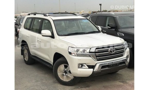 Acheter Import Voiture Toyota Land Cruiser Blanc à Import - Dubai, Iles Acheter Import Voiture Toyota Land Cruiser Blanc à Import - Dubai, Iles