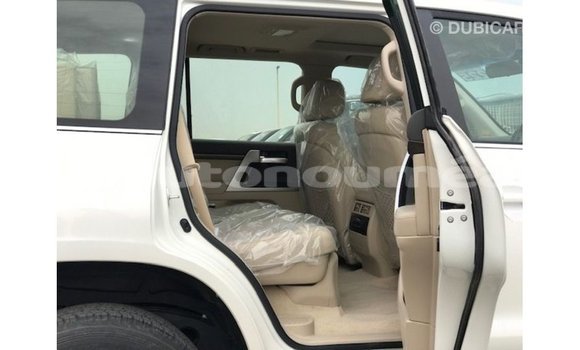 Acheter Import Voiture Toyota Land Cruiser Blanc à Import - Dubai, Iles Acheter Import Voiture Toyota Land Cruiser Blanc à Import - Dubai, Iles