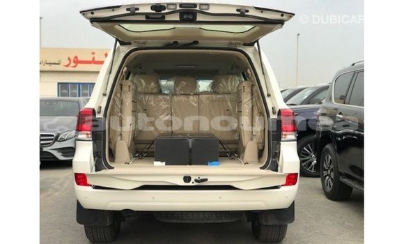 Acheter Import Voiture Toyota Land Cruiser Blanc à Import - Dubai, Iles Acheter Import Voiture Toyota Land Cruiser Blanc à Import - Dubai, Iles