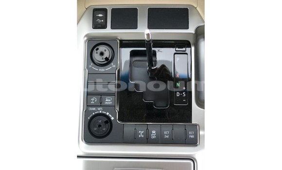 Acheter Import Voiture Toyota Land Cruiser Blanc à Import - Dubai, Iles Acheter Import Voiture Toyota Land Cruiser Blanc à Import - Dubai, Iles