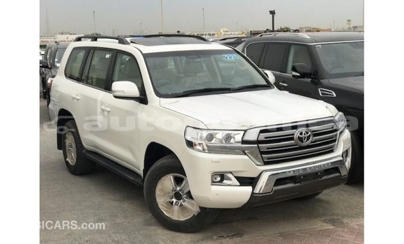 Acheter Import Voiture Toyota Land Cruiser Blanc à Import - Dubai, Iles Acheter Import Voiture Toyota Land Cruiser Blanc à Import - Dubai, Iles
