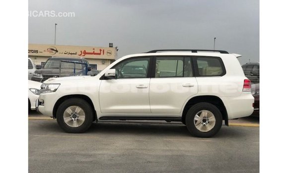 Acheter Import Voiture Toyota Land Cruiser Blanc à Import - Dubai, Iles Acheter Import Voiture Toyota Land Cruiser Blanc à Import - Dubai, Iles