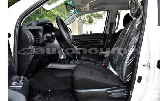 Acheter Import Voiture Toyota Hilux Blanc à Import - Dubai, Iles Acheter Import Voiture Toyota Hilux Blanc à Import - Dubai, Iles