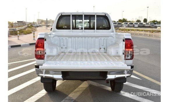 Acheter Import Voiture Toyota Hilux Blanc à Import - Dubai, Iles Acheter Import Voiture Toyota Hilux Blanc à Import - Dubai, Iles