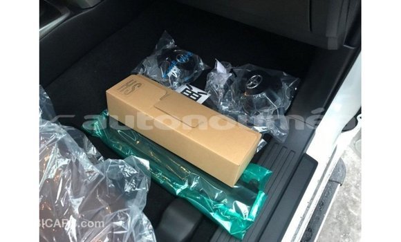 Acheter Import Utilitaire Toyota HiAce Blanc à Import - Dubai, Iles Acheter Import Utilitaire Toyota HiAce Blanc à Import - Dubai, Iles