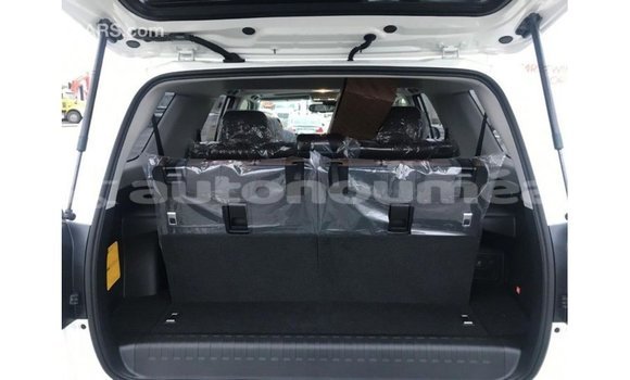 Acheter Import Utilitaire Toyota HiAce Blanc à Import - Dubai, Iles Acheter Import Utilitaire Toyota HiAce Blanc à Import - Dubai, Iles