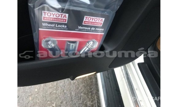 Acheter Import Utilitaire Toyota HiAce Blanc à Import - Dubai, Iles Acheter Import Utilitaire Toyota HiAce Blanc à Import - Dubai, Iles