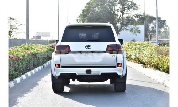 Acheter Import Voiture Toyota Land Cruiser Blanc à Import - Dubai, Iles Acheter Import Voiture Toyota Land Cruiser Blanc à Import - Dubai, Iles