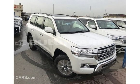 Acheter Import Voiture Toyota Land Cruiser Blanc à Import - Dubai, Iles Acheter Import Voiture Toyota Land Cruiser Blanc à Import - Dubai, Iles