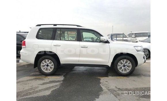 Acheter Import Voiture Toyota Land Cruiser Blanc à Import - Dubai, Iles Acheter Import Voiture Toyota Land Cruiser Blanc à Import - Dubai, Iles