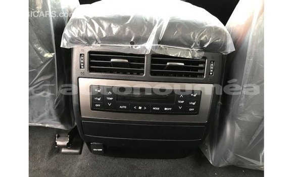 Acheter Import Voiture Toyota Land Cruiser Blanc à Import - Dubai, Iles Acheter Import Voiture Toyota Land Cruiser Blanc à Import - Dubai, Iles