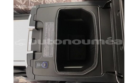 Acheter Import Voiture Toyota Land Cruiser Blanc à Import - Dubai, Iles Acheter Import Voiture Toyota Land Cruiser Blanc à Import - Dubai, Iles