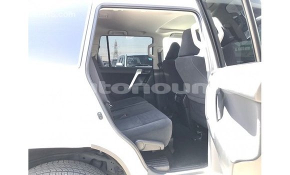 Acheter Import Voiture Toyota Prado Blanc à Import - Dubai, Iles Acheter Import Voiture Toyota Prado Blanc à Import - Dubai, Iles
