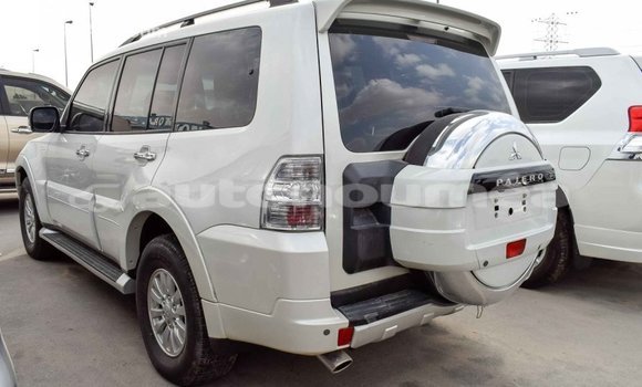 Acheter Import Voiture Mitsubishi Pajero Blanc à Import - Dubai, Iles Acheter Import Voiture Mitsubishi Pajero Blanc à Import - Dubai, Iles