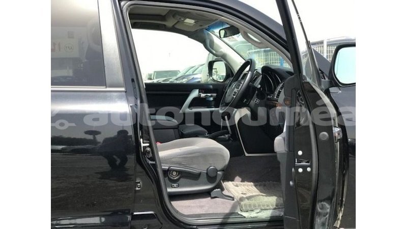 Big with watermark toyota land cruiser iles import dubai 3636
