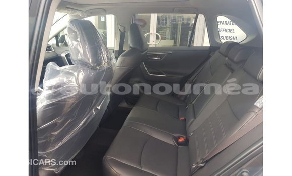 Buy Import Toyota HiAce Other Truck in Import - Dubai in Iles Buy Import Toyota HiAce Other Truck in Import - Dubai in Iles