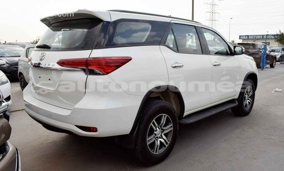 Acheter Import Voiture Toyota Fortuner Blanc à Import - Dubai, Iles Acheter Import Voiture Toyota Fortuner Blanc à Import - Dubai, Iles