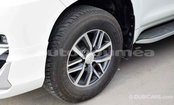 Acheter Import Voiture Toyota Prado Blanc à Import - Dubai, Iles Acheter Import Voiture Toyota Prado Blanc à Import - Dubai, Iles