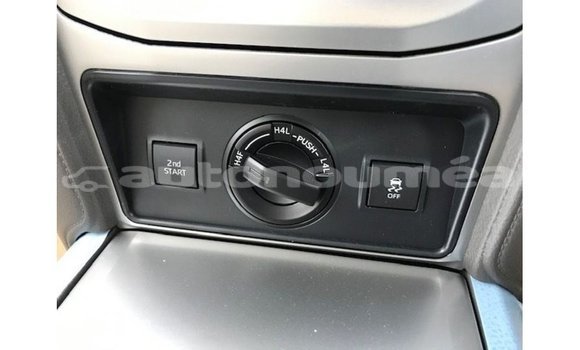 Acheter Import Voiture Toyota Prado Blanc à Import - Dubai, Iles Acheter Import Voiture Toyota Prado Blanc à Import - Dubai, Iles