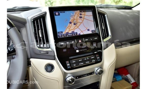 Acheter Import Voiture Toyota Land Cruiser Blanc à Import - Dubai, Iles Acheter Import Voiture Toyota Land Cruiser Blanc à Import - Dubai, Iles