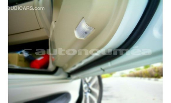 Acheter Import Voiture Toyota Land Cruiser Blanc à Import - Dubai, Iles Acheter Import Voiture Toyota Land Cruiser Blanc à Import - Dubai, Iles