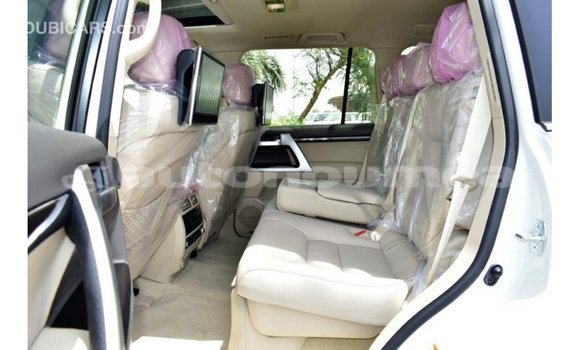 Acheter Import Voiture Toyota Land Cruiser Blanc à Import - Dubai, Iles Acheter Import Voiture Toyota Land Cruiser Blanc à Import - Dubai, Iles