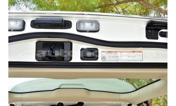 Acheter Import Voiture Toyota Land Cruiser Blanc à Import - Dubai, Iles Acheter Import Voiture Toyota Land Cruiser Blanc à Import - Dubai, Iles