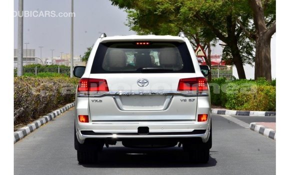 Acheter Import Voiture Toyota Land Cruiser Blanc à Import - Dubai, Iles Acheter Import Voiture Toyota Land Cruiser Blanc à Import - Dubai, Iles