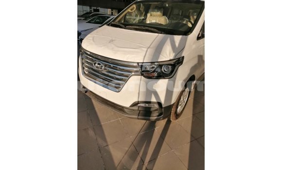Buy Import Hyundai Chorus White Truck in Import - Dubai in Iles Buy Import Hyundai Chorus White Truck in Import - Dubai in Iles