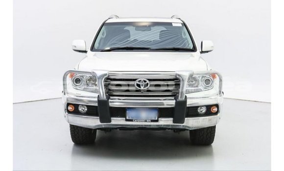 Acheter Import Voiture Toyota Land Cruiser Blanc à Import - Dubai, Iles Acheter Import Voiture Toyota Land Cruiser Blanc à Import - Dubai, Iles