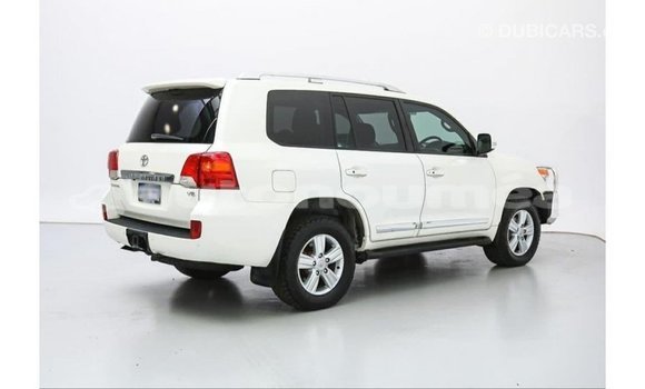 Acheter Import Voiture Toyota Land Cruiser Blanc à Import - Dubai, Iles Acheter Import Voiture Toyota Land Cruiser Blanc à Import - Dubai, Iles
