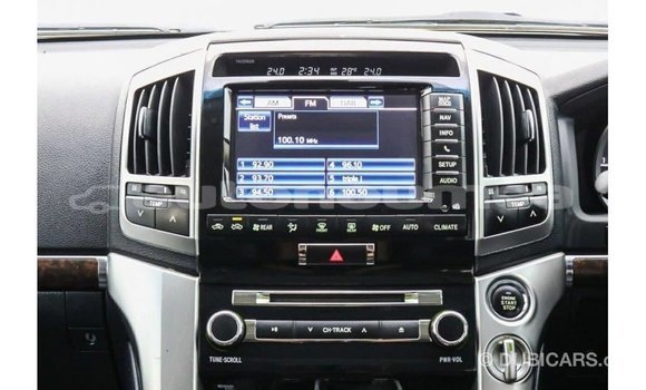 Acheter Import Voiture Toyota Land Cruiser Blanc à Import - Dubai, Iles Acheter Import Voiture Toyota Land Cruiser Blanc à Import - Dubai, Iles