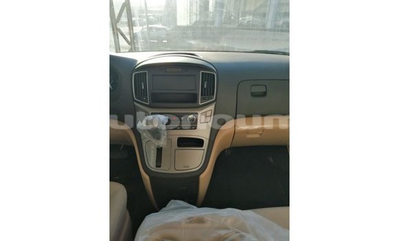Buy Import Hyundai Chorus White Truck in Import - Dubai in Iles Buy Import Hyundai Chorus White Truck in Import - Dubai in Iles